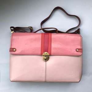 Mette grote schoudertas in roze van het merk Soruka