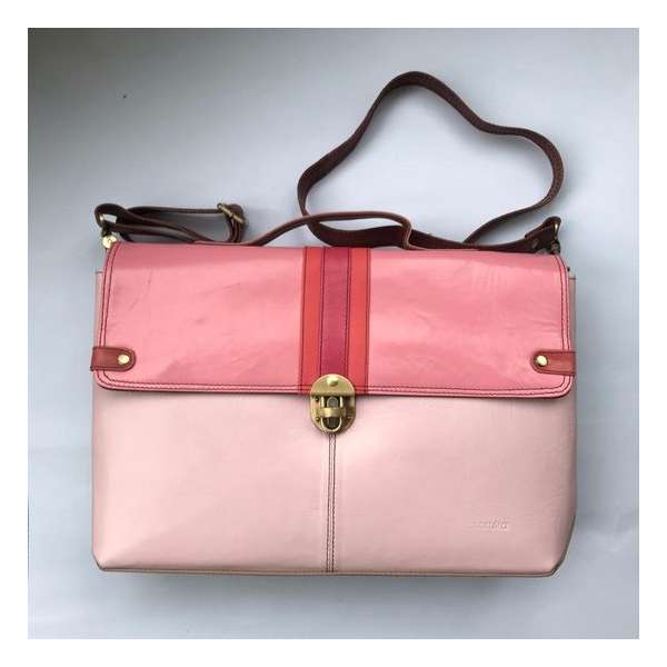 Mette grote schoudertas in roze van het merk Soruka